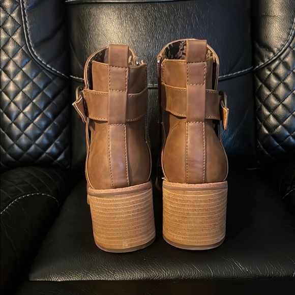 b.o.c. Brown Ankle Boots with Western Silhouette - Picture 3 of 6